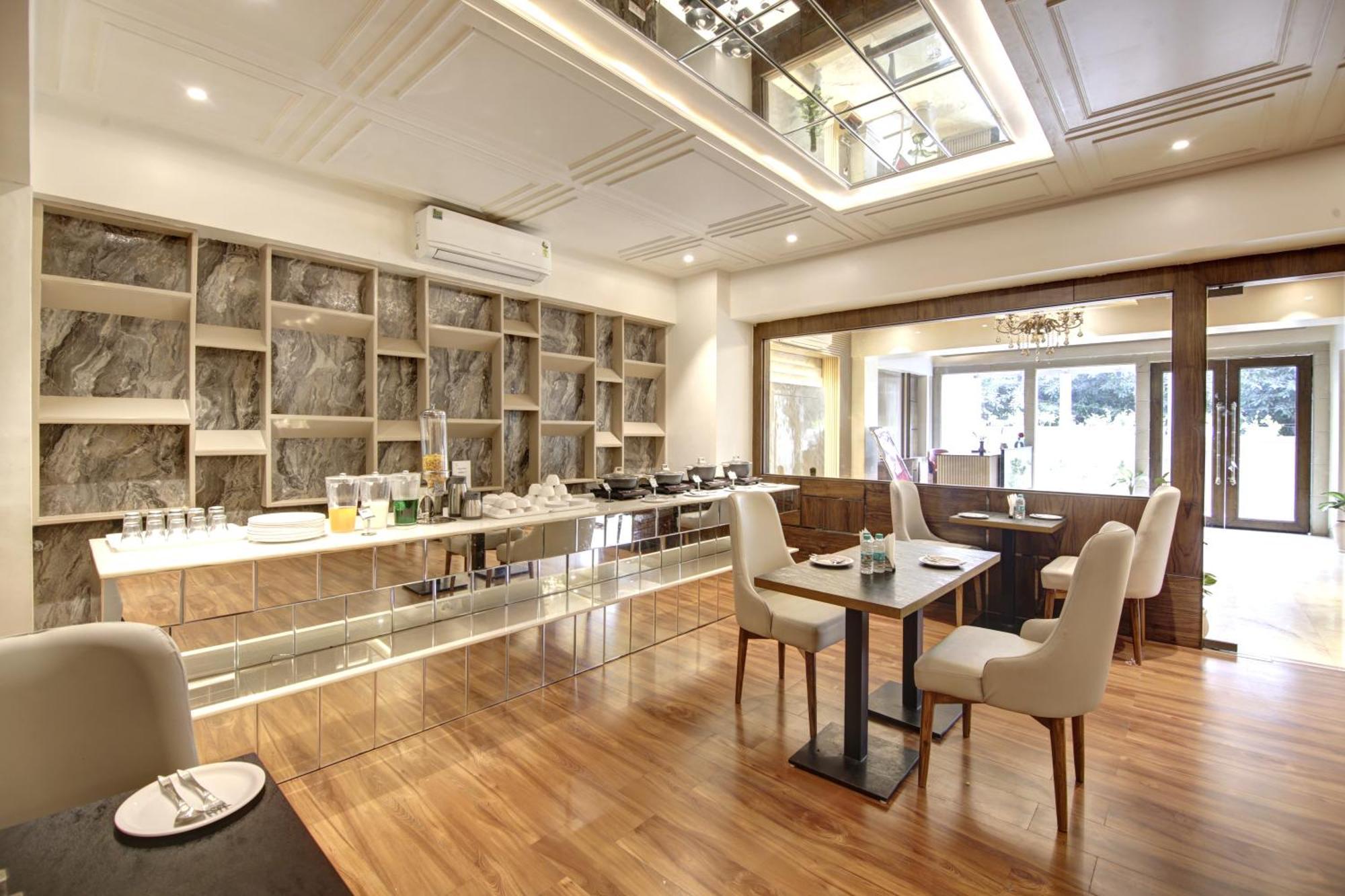 Marks Hotel & Banquet โนอิดา ภายนอก รูปภาพ