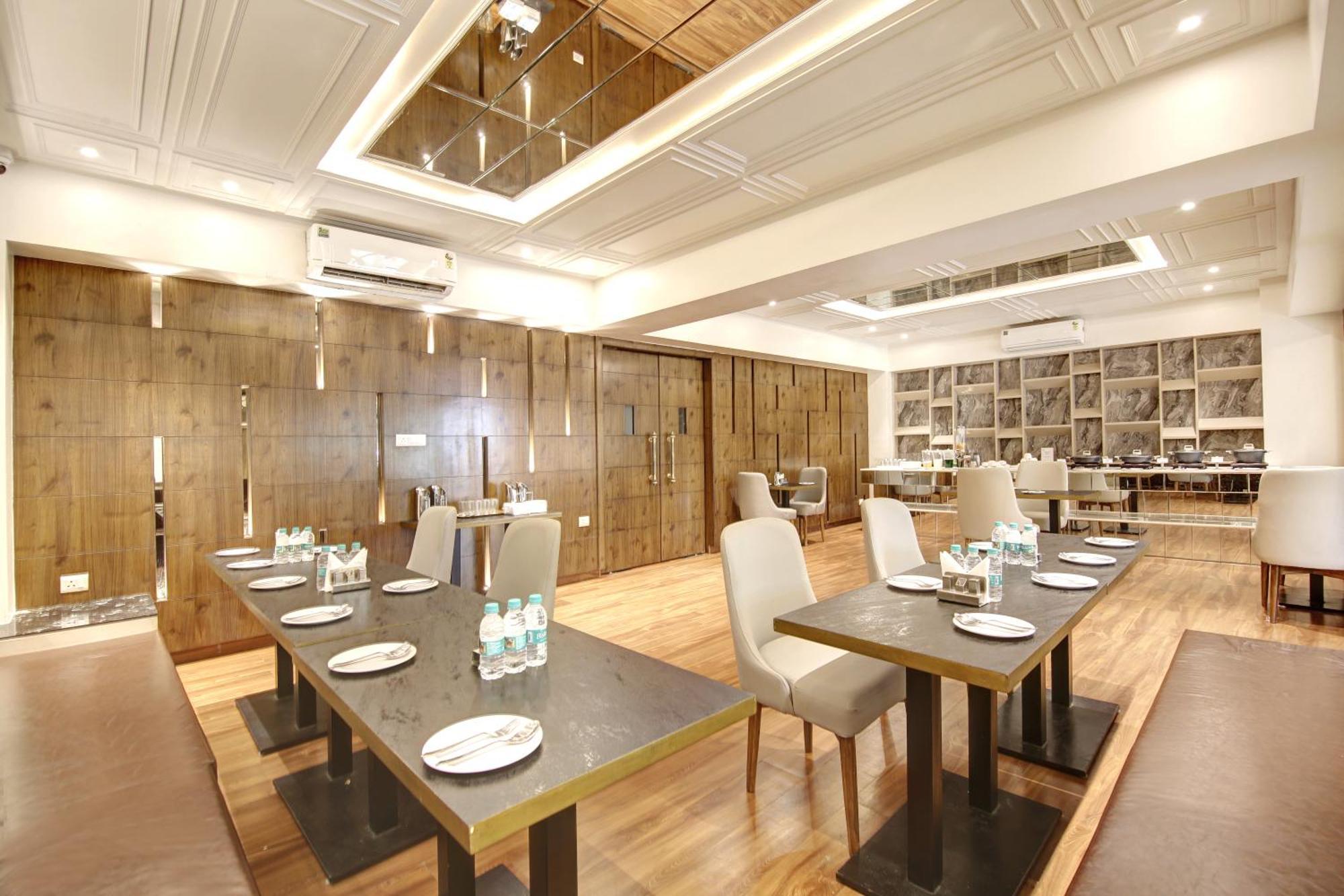 Marks Hotel & Banquet โนอิดา ภายนอก รูปภาพ